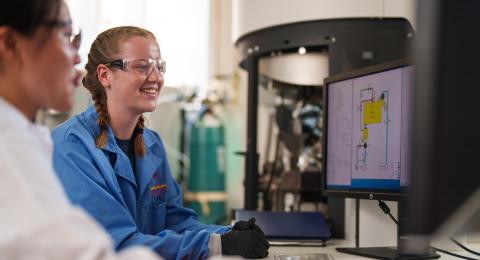 Chemistry_students_in_lab